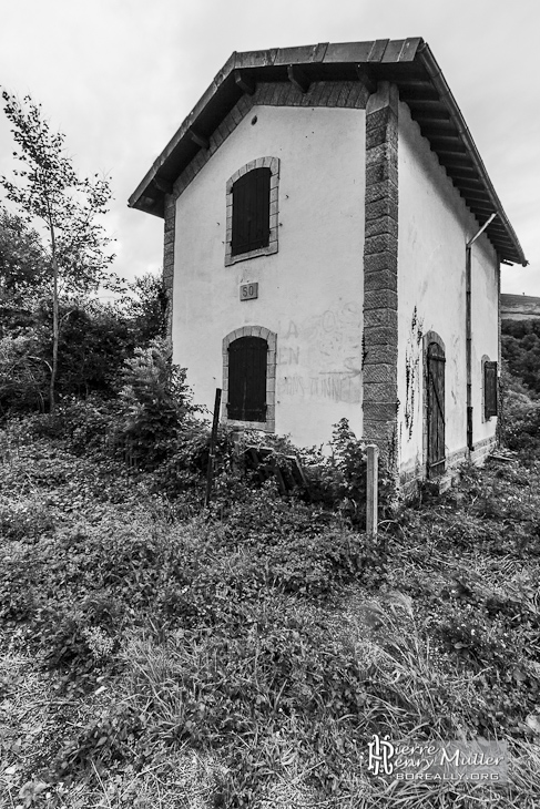 Maison de garde barrière sur la ligne abandonnée Pau-Canfranc