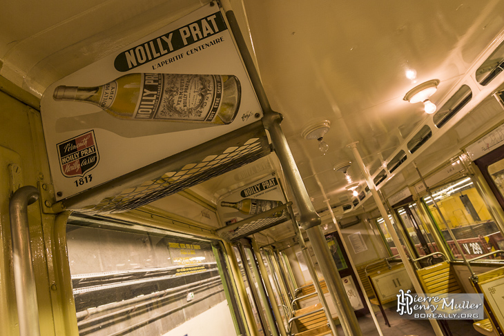 Vieille publicité dans le métro Sprague de la boisson apéritif Noilly Prat