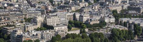 ...Vue du nord de Paris depuis la Tour Eiffel avec notamment l’Arc de Triomphe....