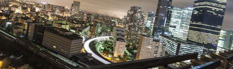 ...Vue sur la partie Courbevoie du quartier de la Défense de nuit en HDR....