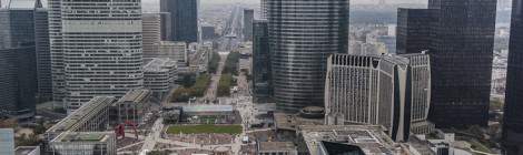 ...Parvis de la Défense avec ses tours et vue sur Paris et la Tour Eiffel....